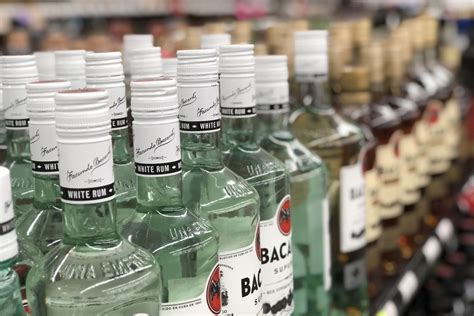 Különböző szeszes italok és áfonya