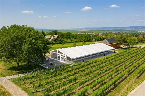 Etyeki Kúria modern borászati épülete