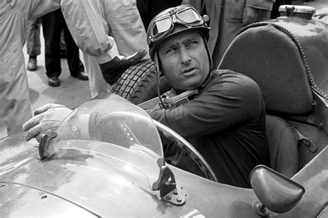 Juan Manuel Fangio pezsgővel ünnepli győzelmét