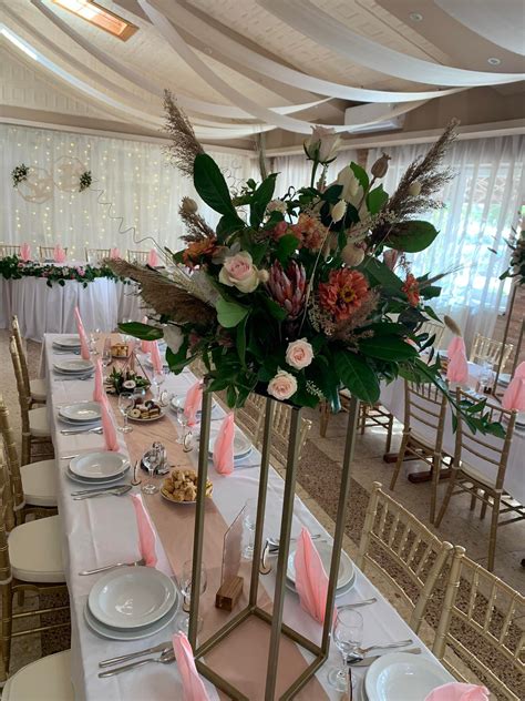 Esküvői asztaldísz pezsgős poharakkal