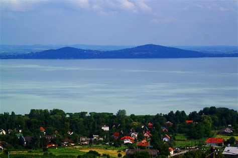 Kilátás a Badacsony tetejéről a Balatonra