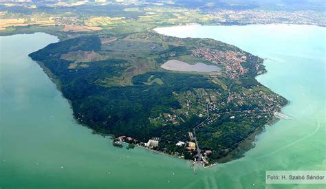 A Tihanyi-félsziget látképe a Külső-tóval