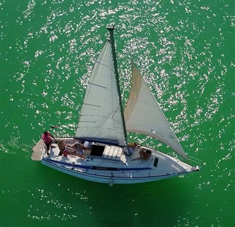 Vitorlás hajó a Balatonon naplementekor