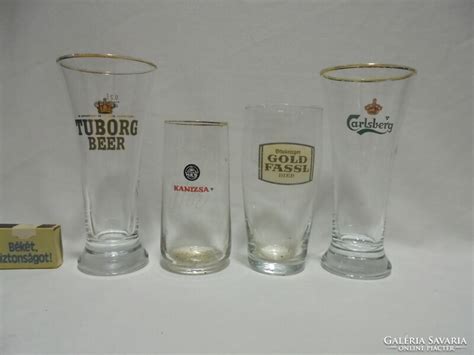 Különböző sörös márkák dobozokban