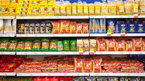 Auchan polcok tele üdítőkkel