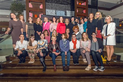 Női borász a pincében