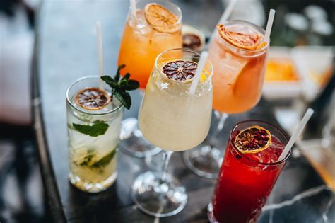 Különböző alkoholos és alkoholmentes koktélok poharakban