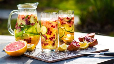 Különböző alkoholmentes gyümölcskoktélok poharakban, gyümölcsökkel és jéggel