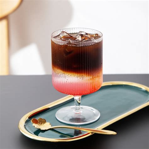 Koktélpohárban felszolgált, fagylalttal dúsított koktél