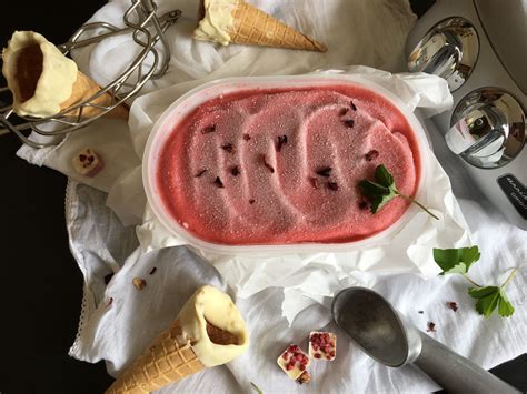 Frissen készült, házilag készített fagylalt a tányéron