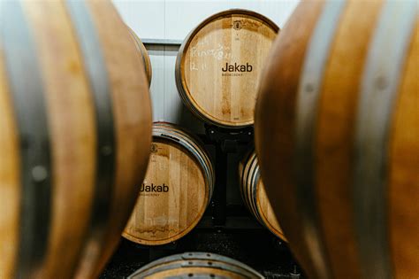 Modern borászat csavarzáras palackokkal