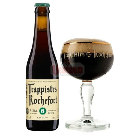 Egy pohár trappista barna sör krémes habbal