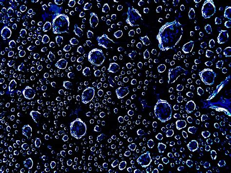 Vízcsap és vízcseppek