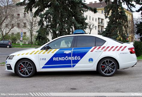 forgalmi rendőr és rendőrautó