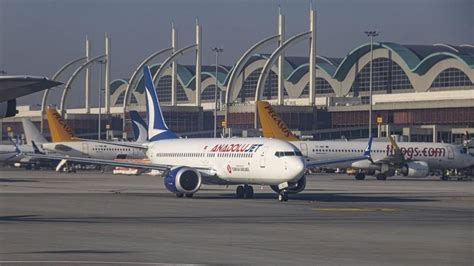 Emberek légitársaság várótermében