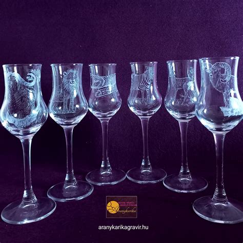 Pálinkás poharak és egy üveg