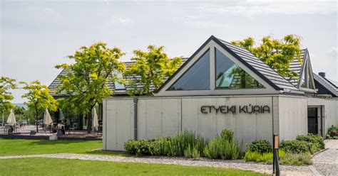 Az Etyeki Kúria birtokának panorámája