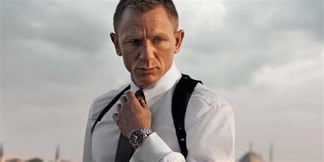 James Bond pohárral a kezében