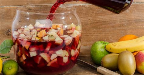 Sangria kancsóban friss gyümölcsökkel