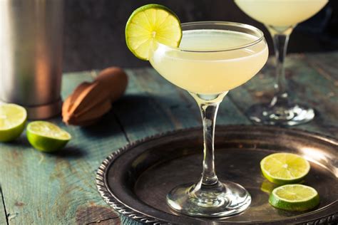 Daiquiri koktél pohárban lime szelettel