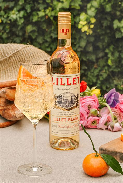 Lillet Spritz koktél friss eperrel és narancshéjjal