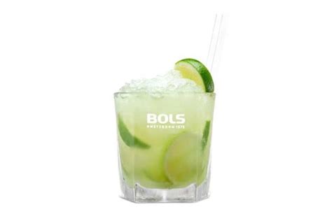 Caipirinha koktél pohárban lime-mal és cukorral