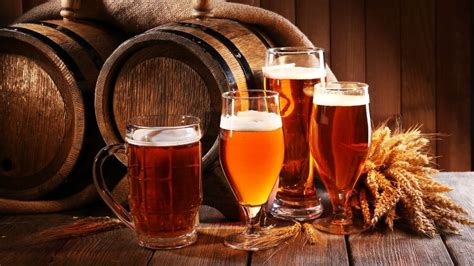 Különböző sörfajták poharakban, köztük stout és vörös sör