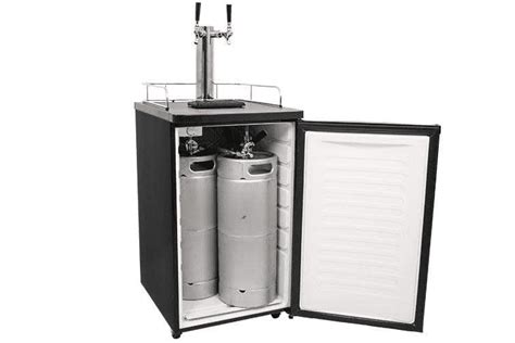 Kinyitott Edgestar kegerator belseje, látható vezérlőpanellel