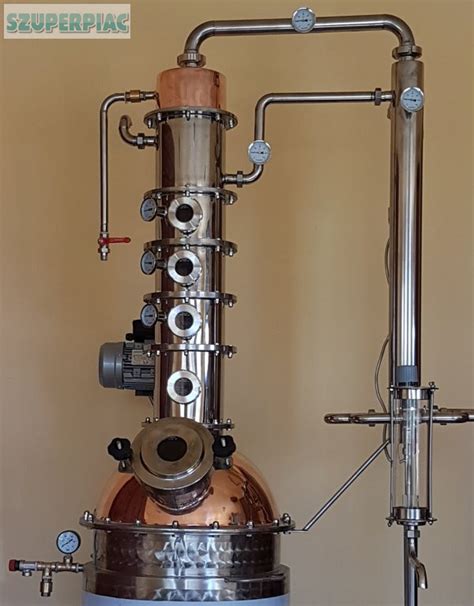 Egy modern egylépcsős pálinkafőző lepárló toronnyal