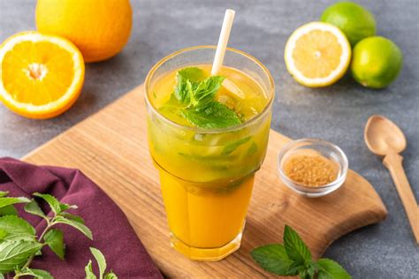 Frissen facsart narancs és Campari üveg