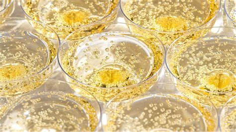 Buborékok a pezsgős pohárban