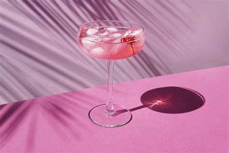 Rózsaszín koktél pohárban