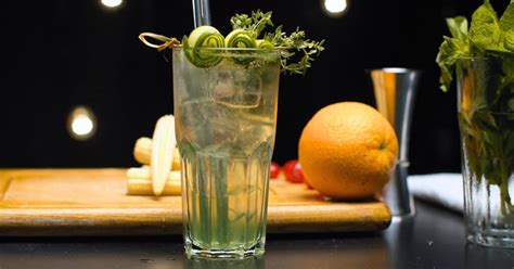 friss uborka és zsálya koktél alapanyagként