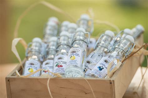 Egy fadobozban elhelyezett sörösüvegek