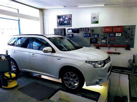 autószerelő karosszériát javít