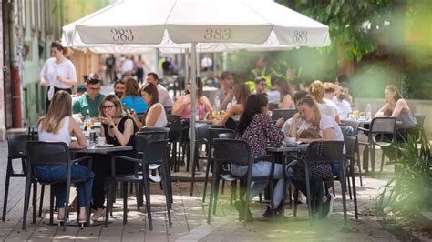 közterületen alkoholt fogyasztó emberek