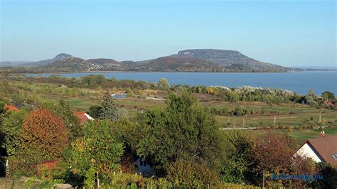Hangulatos borterasz panorámával a Balatonon