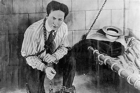 Harry Houdini egy bilincsből való szabadulásának illusztrációja