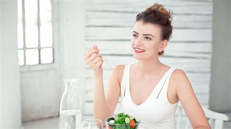 Egy elegáns nő egy bárpultnál sört fogyaszt