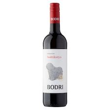 Különböző Bodri borok palackjai