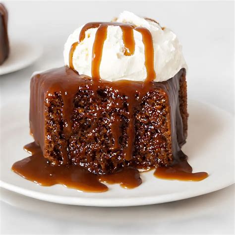 Sticky Toffee Pudding szeletek fagylalttal