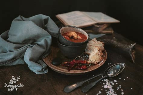 Tálban gőzölgő leves