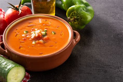 Spanyol gazpacho tálalva