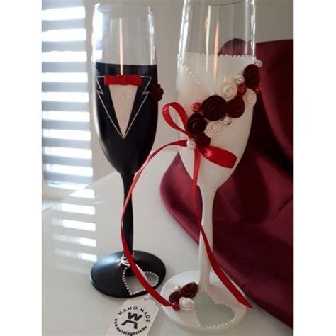 Bordo virágok és pezsgős poharak esküvői asztaldíszítéshez