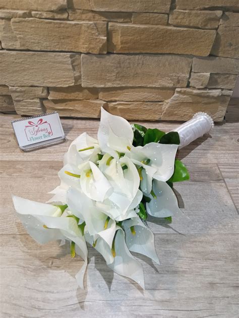 Bordo kála és eukaliptusz esküvői csokor