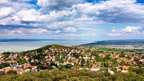 Panoráma a Badacsonyörsi Örsi-hegyről a Balatonnal
