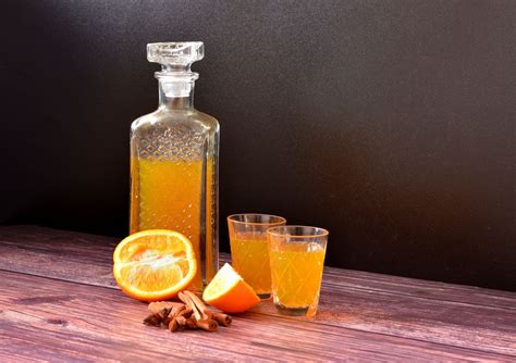 Házilag készített körte likőr üvegben