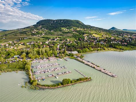 Badacsony hegyvidéke a Balaton partján