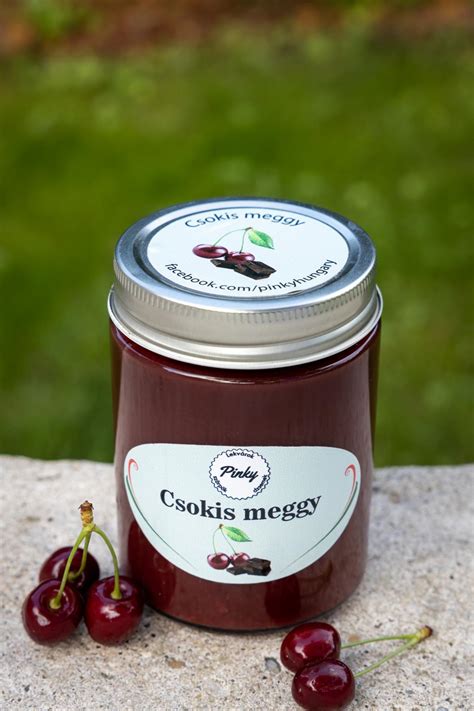 csokis meggy dzsem üvegben