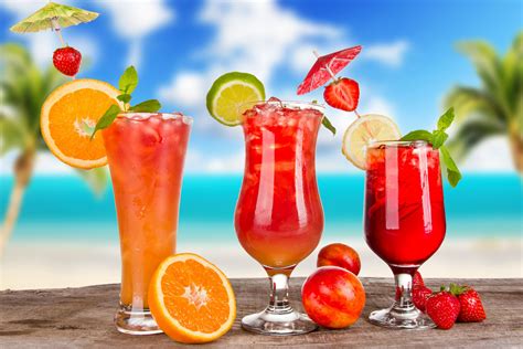 pohárban tálalt gyümölcsös koktél